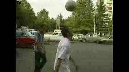 Пич Жунглира С Футболна Топка Цял Ден