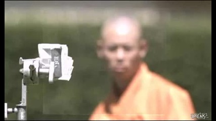 !!!невероятно-монах пробива стъкло с игла