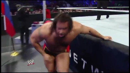 Българинът Alexander Rusev побеждава Roman Reigns с помощта на Randy Orton