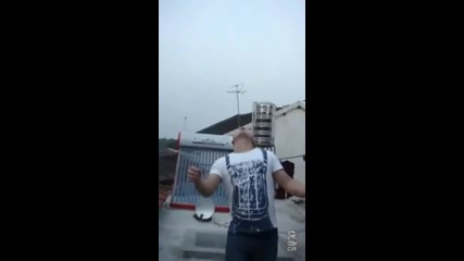 Човек жонглира с език 7 топки