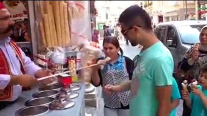 Продавач на сладолед показва майсторство