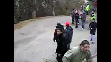 Полицаят се отърва на косъм