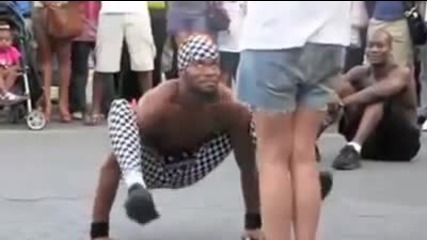 Уличен танцьор се бъзика с мацка
