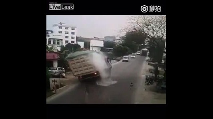 Шофьор спасява малко човече от сигурна смърт