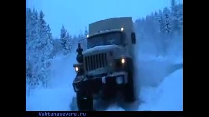 Руски камион минава през ледена река