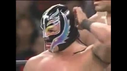 Rey Mysterio си сваля маската на ринга 