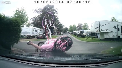 Дете колоездач се забива в кола