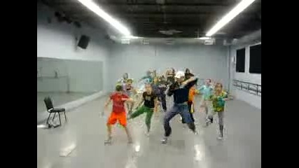 Хлапетата танцуват вижте ги ! Pitbull - Krazy 