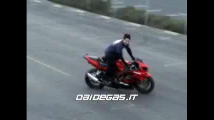 Пич Играе Баскетбол На Honda Cbr 600 