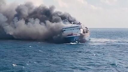 Най-малко петима души загинаха, а 41 са в неизвестност след пожар на ферибот край Индонезия