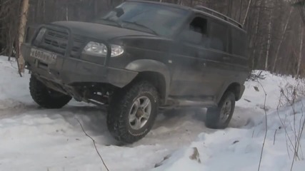 Офроуд забавление на сняг с Тойота и Уаз