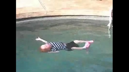 Жена учи бебе да плува-смях