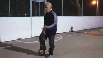 Невероятни футболни умения от възрастен човек