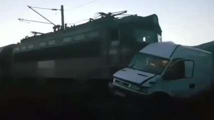 Влак блъсна микробус край сливенско село, шофьорът загина