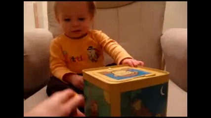 Това бебе не си харесва подаръка