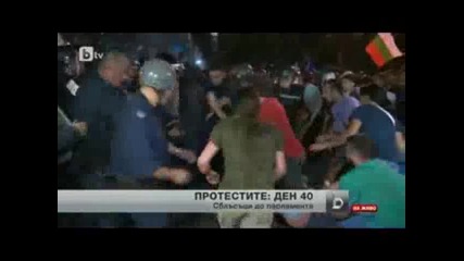 Ето как Актьора Ивайло Захариев (с червената тениска) спаси човек от биещ полицай край парламента