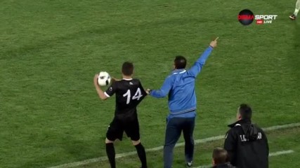 Веселин Великов изпусна нервите си в края на мача срещу Локо Пд