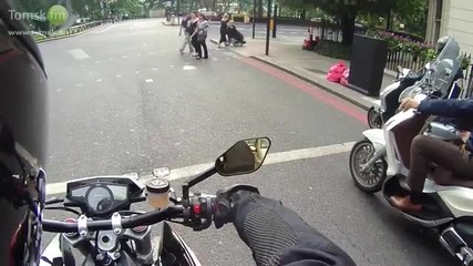 Моторист се гаври с хората по улицата