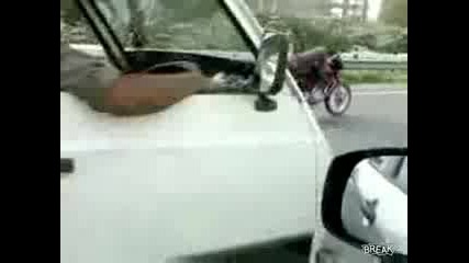 Мотоциклетист си пише смс докато кара! Гледайте!(смях)