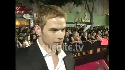 Kellan Lutz and Ashley Greene do the Twilight Saga New Moon Premiere 