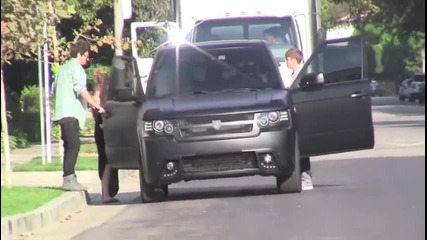 С М Я Х !!! Justin Bieber се бие на паркинг...