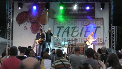 Сигнал : "весели момичета". Концерт на Табиет фест в южния парк, София.