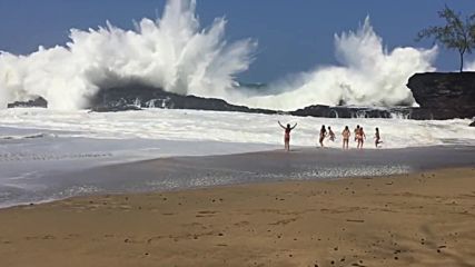 Огромни вълни се разбиват на плаж на Хавайските острови