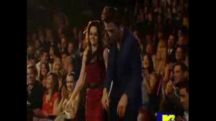 2009 Mtv Movie Awards [ Robert Pattinson And Kristen Stewart печелят награда за целувка в Twilight ]