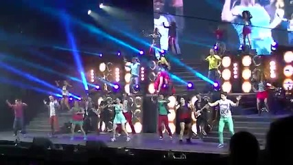 Violetta en vivo- On beat y Juntos somos mas + текст