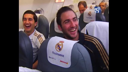 Реал Мадрид празнува и откача в самолета