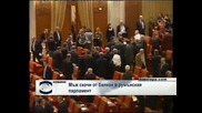 Отчаян мъж скочи от балкона на румънския парламент