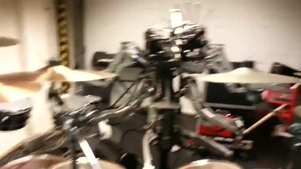 Банда от роботи свири кавъри на Ac/dc, Pantera и Motorhead