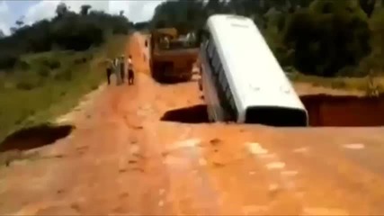 Огромна дупка погълна автобус!
