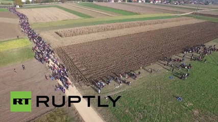 Slovenia: Drone captures mass refugee movement near Croatian border crossing