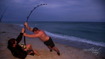 Мъже улавят огромна акула на плажа