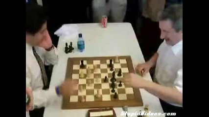 Така се играе шах , много лудо