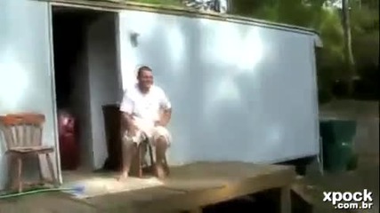 Смях!!! Тоя си счупи главата 