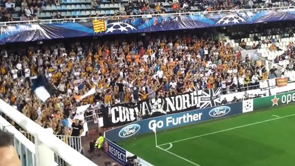 Страхотните фенове на Валенсия пеят по време на мач от Шампионската лига