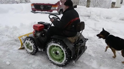 Самоделен мини трактор чисти сняг
