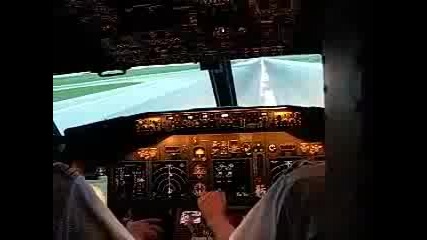 Boeing 737 Каца на Летище Виена *видео отвътре*