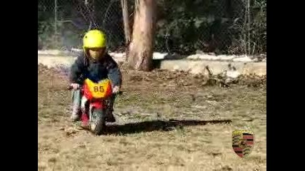 4 годишно момченце кара мини - моторче