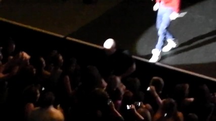 One Direction - Найл си дава перото за китарата на малко момиченце на концерт в Глазгоу