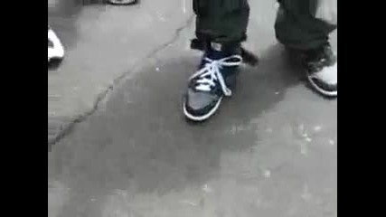 Момчето връзва връзките на обувките си без ръце !