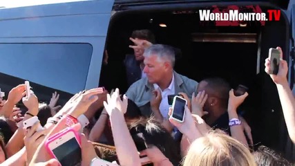 Justin Bieber without Selena Gomez surprises his waiting fans to Boyfriend sing-along