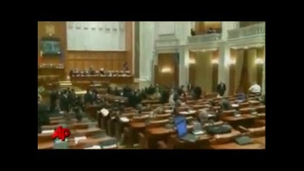 Мъж се хвърли от балкона в румънския парламент