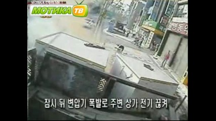 Лек автомобил е ударил автобуса и той влета в метро 