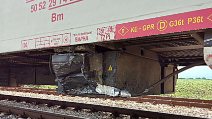 "Моята новина": Автомобил се вряза в бързия влак Варна - София