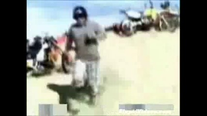 Мотор Пада Върху Публика