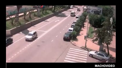 Блъснат пешеходец попада под кола