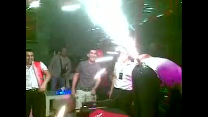 Night Flight шоу на сервитьорите